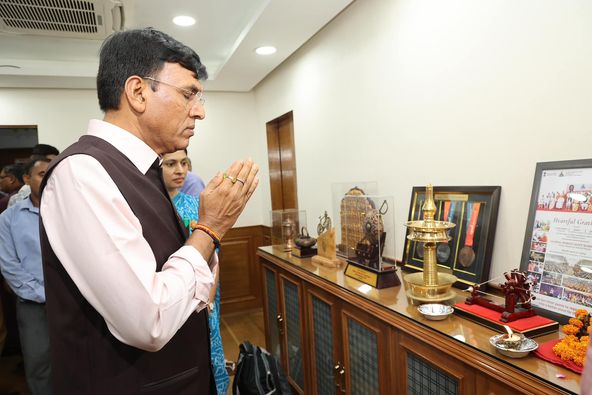 વડાપ્રધાન નરેન્દ્ર મોદીજીના નેતૃત્વ હેઠળ, દેશના યુવાનોને સશક્ત બનાવવા અને રમત ક્ષેત્રે દેશને મજબૂત બનાવવા માટે, યુવા બાબતો અને રમતગમત મંત્રાલય, ભારત સરકાર દ્વારા આજે શાસ્ત્રી ભવન ખાતે કાર્યભાર સંભાળ્યો.